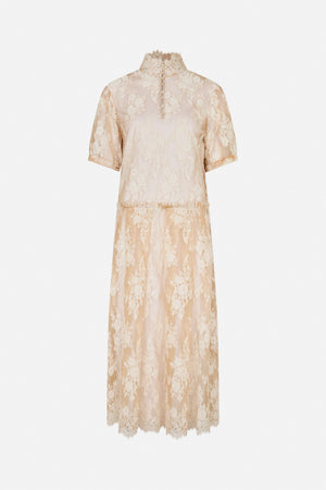 Vue de face d'une longue robe en dentelle florale beige rosé, col montant boutonné, manches courtes et jupe à étages.
