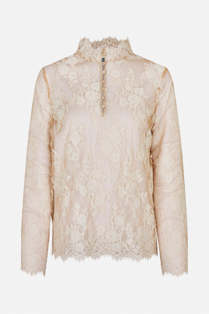 Vorderansicht einer transparenten blassrosa Bluse mit floraler Spitze, hohem Rüschenkragen, bezogenen Knöpfen und geschwungenen Kanten.