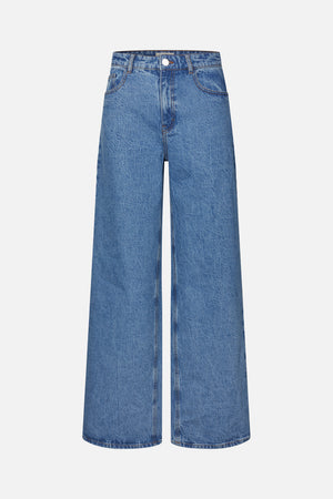 Vorderansicht einer weit geschnittenen blauen Jeans mit leicht ausgewaschener Optik, kontrastierenden Nähten, Gürtelschlaufen und Knopfverschluss