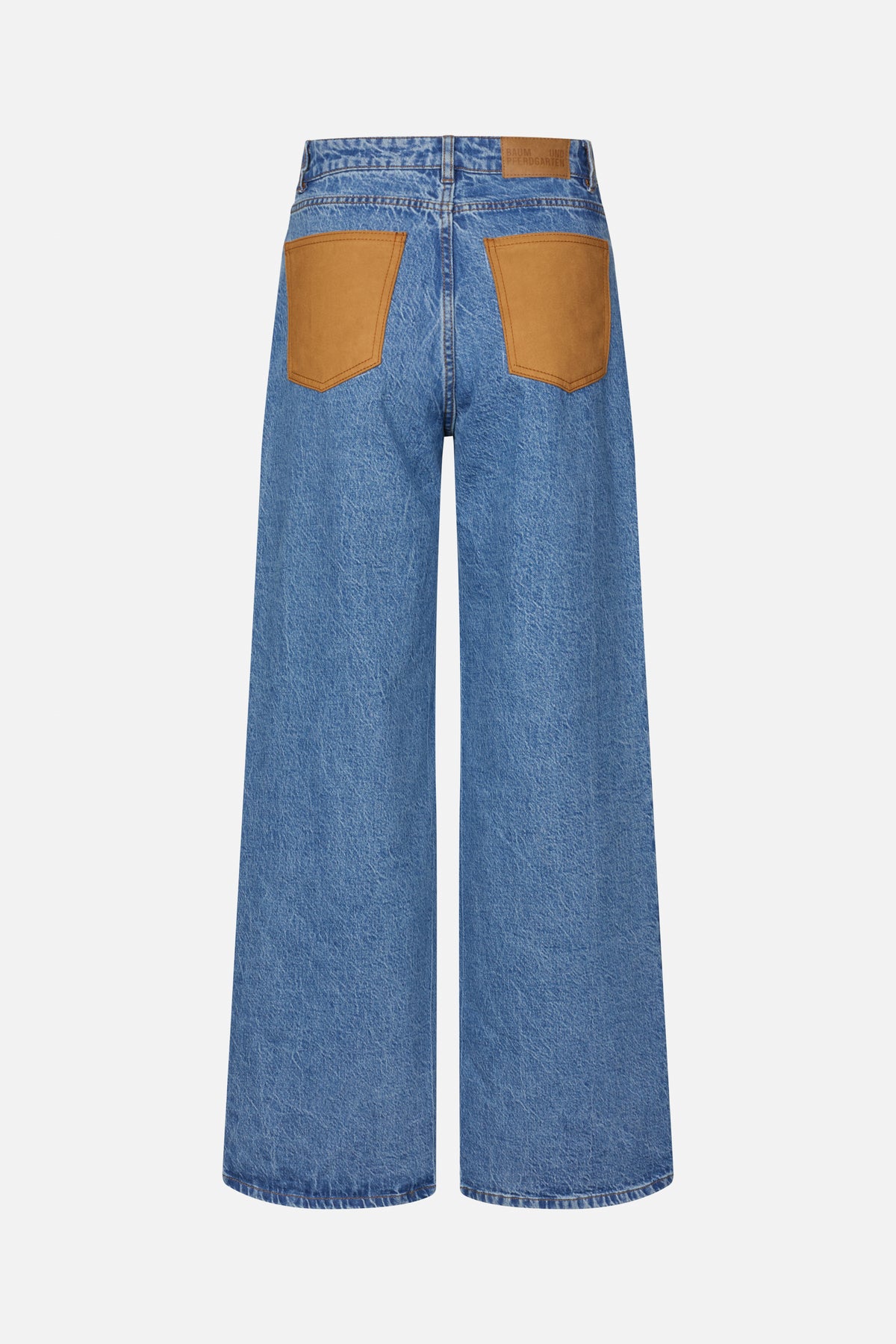 Achteraanzicht van wijdvallende, blauwgewassen denim jeans met twee cognackleurige contrasterende achterzakken en een cognackleurige patch op de tailleband.