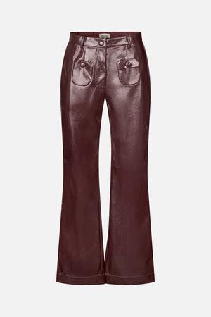 Vue de face d'un pantalon à jambes larges bordeaux brillant, taille boutonnée et deux poches plaquées à l'avant.