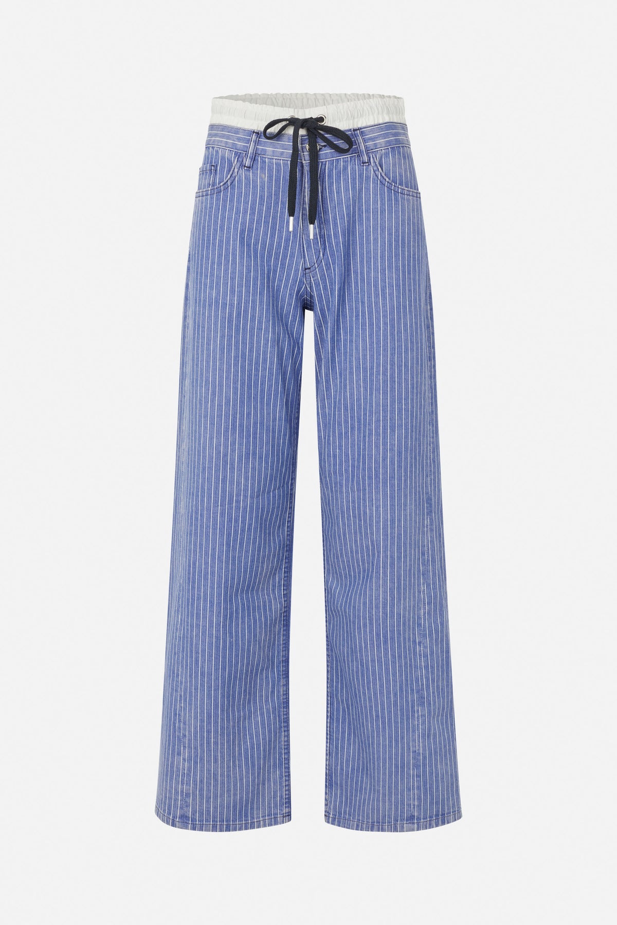 Vorderansicht einer weit geschnittenen blauen Hose mit feinen weißen Nadelstreifen, einem elastischen weißen Bund und schwarzem Kordelzug.