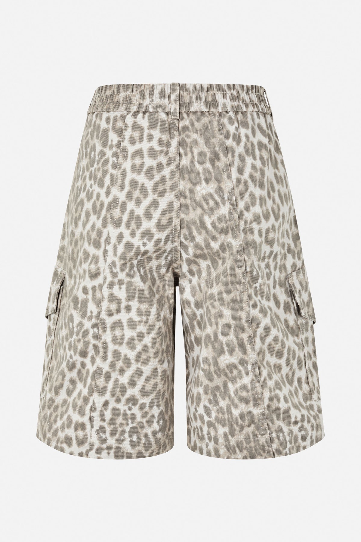 Vooraanzicht van shorts met wijde pijpen in taupe- en crèmekleurige dierenprint, met een gerimpelde tailleband en cargo-zakken aan de zijkant.