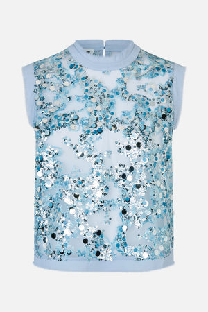 Vue de face d'un haut sans manches à col montant bleu pâle, avec un empiècement en résille transparente et des paillettes irrégulières bleues, blanches et noires.