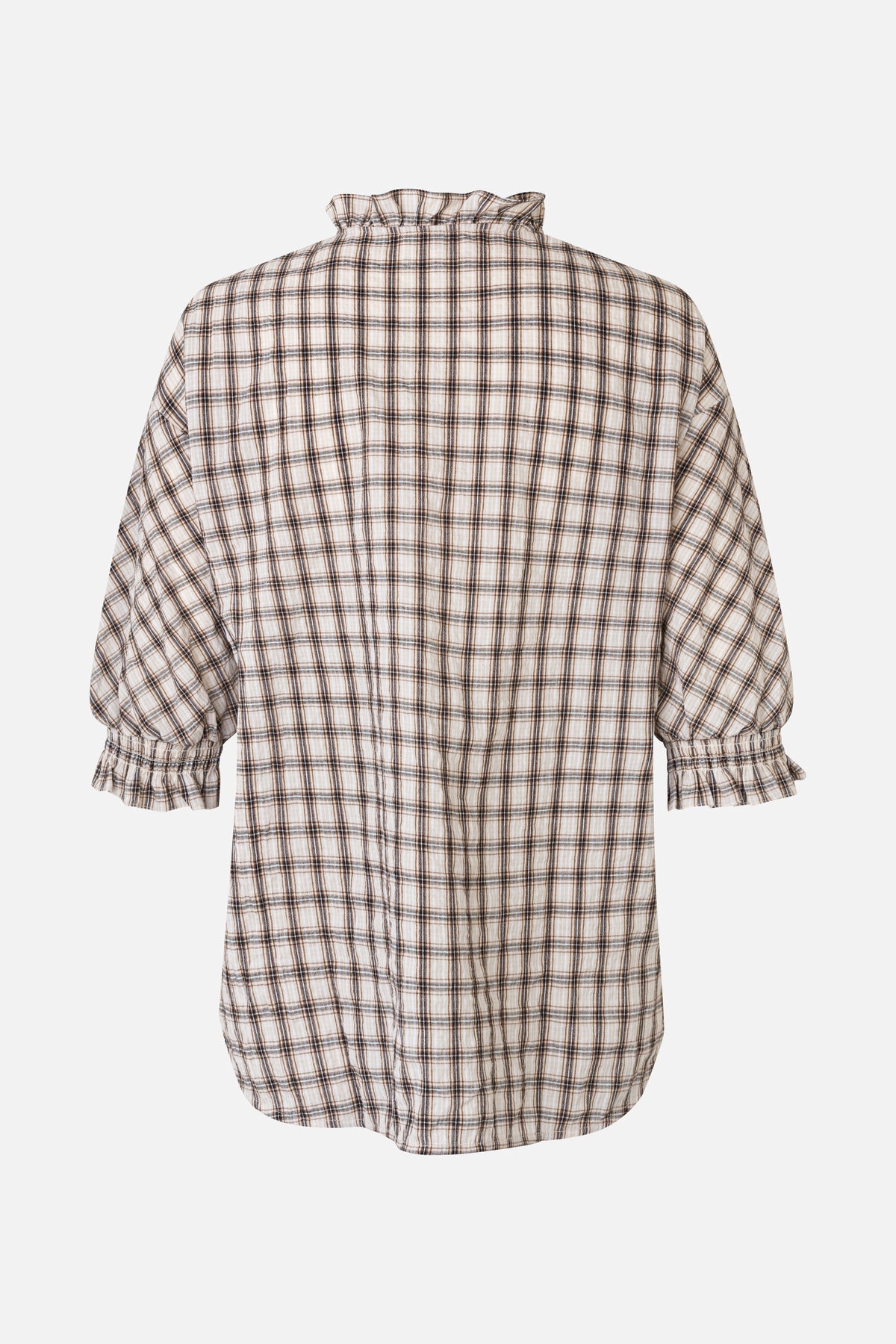 Achteraanzicht van een crème geruite blouse met hoge kraag met ruches, volumineuze mouwen en manchetten met ruches