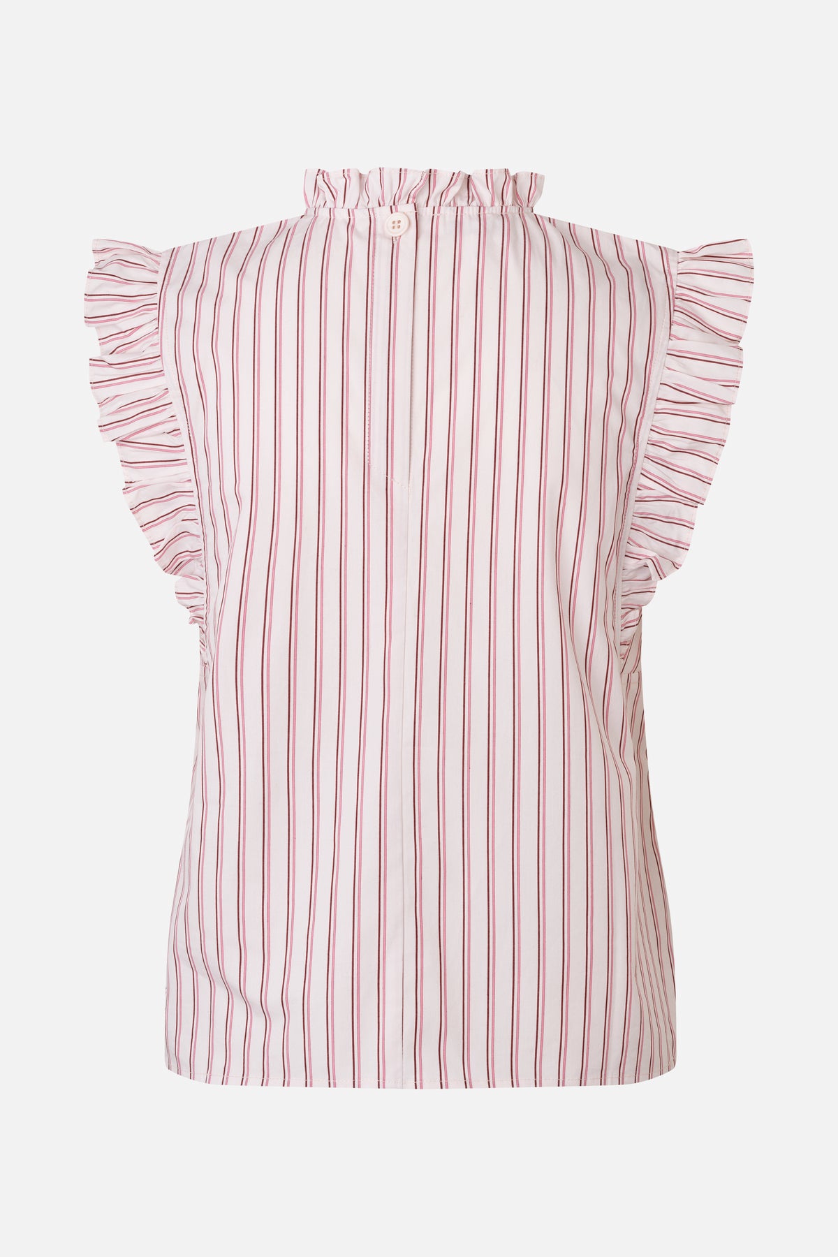 Vooraanzicht van een lichtroze, gestreepte blouse met ruches op de capmouwen, een geplooide halslijn en een enkele knoop.