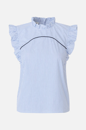 Vooraanzicht van een witte blouse met fijne blauwe krijtstrepen, een hoge hals met ruches en zwierige mouwen, en een gestreepte overlay afgezet met een donkere bies.