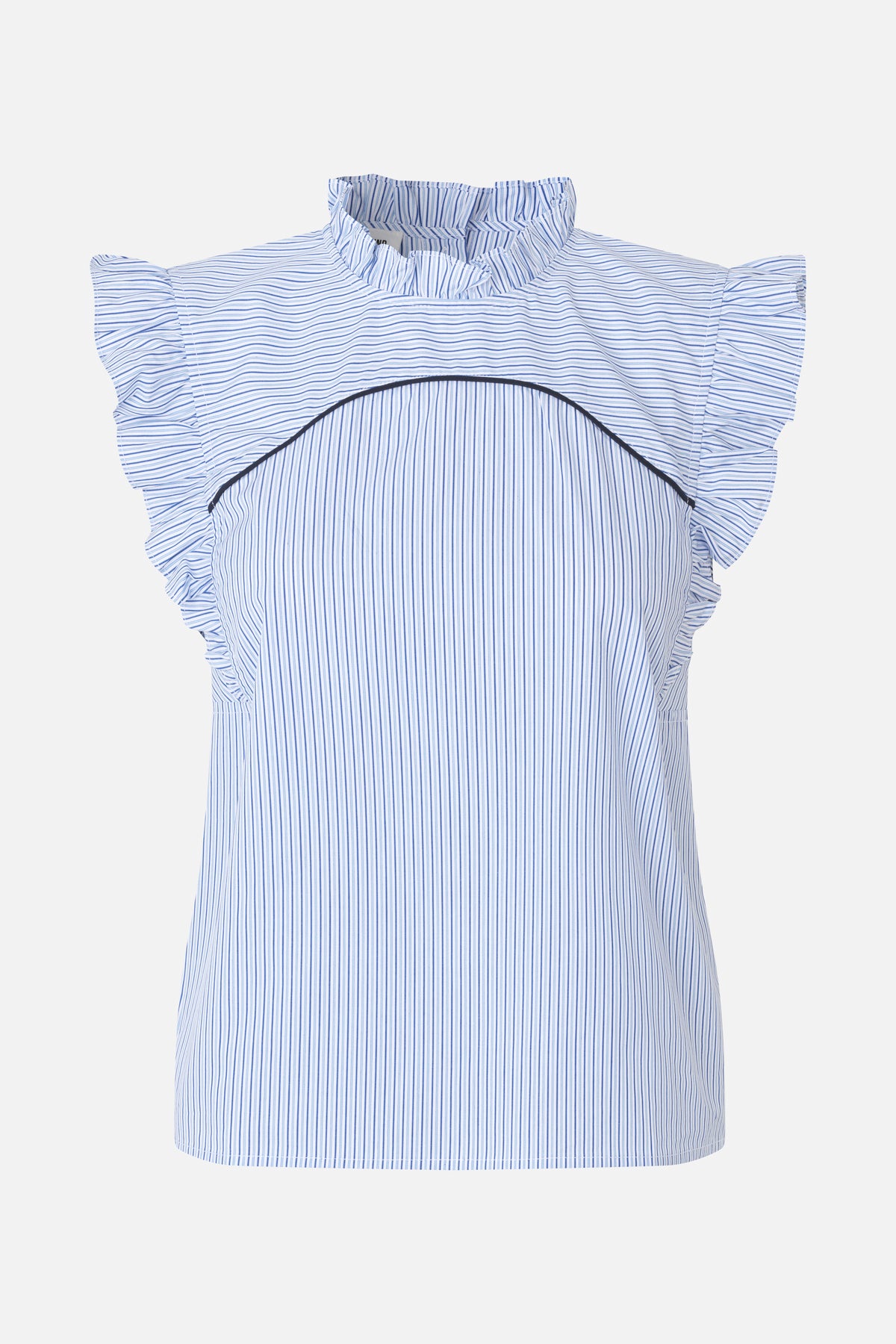 Vooraanzicht van een witte blouse met fijne blauwe krijtstrepen, een hoge hals met ruches en zwierige mouwen, en een gestreepte overlay afgezet met een donkere bies.