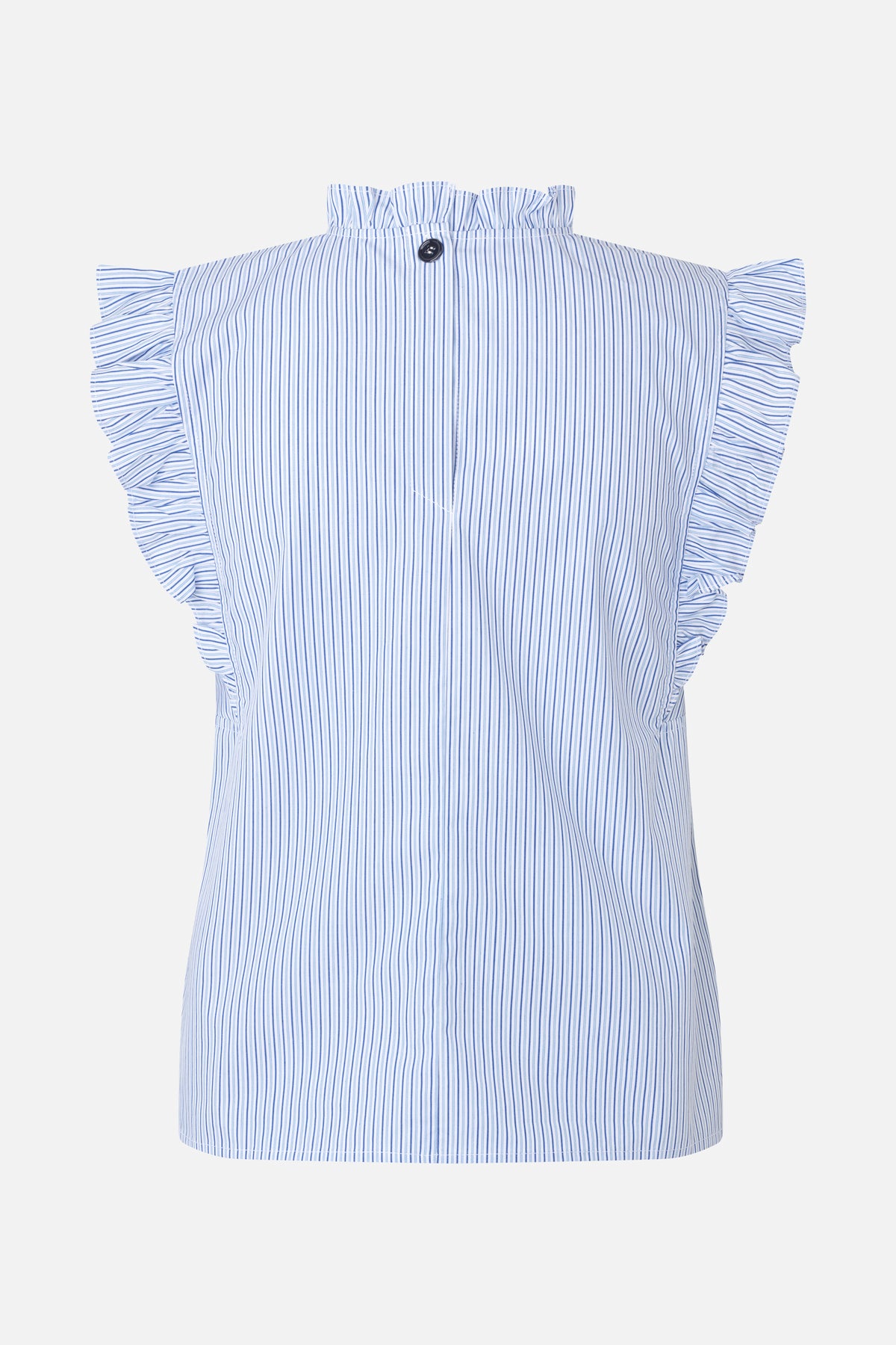 Achteraanzicht van een witte blouse met smalle blauwe verticale strepen, een hoge hals, knoopsluiting en gerimpelde armsgaten.
