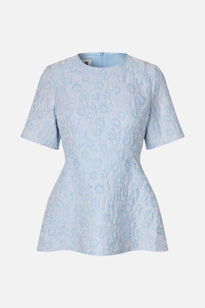 Vue de face d'une robe bleu clair à manches courtes, motif floral en relief, encolure ronde, taille cintrée et jupe évasée