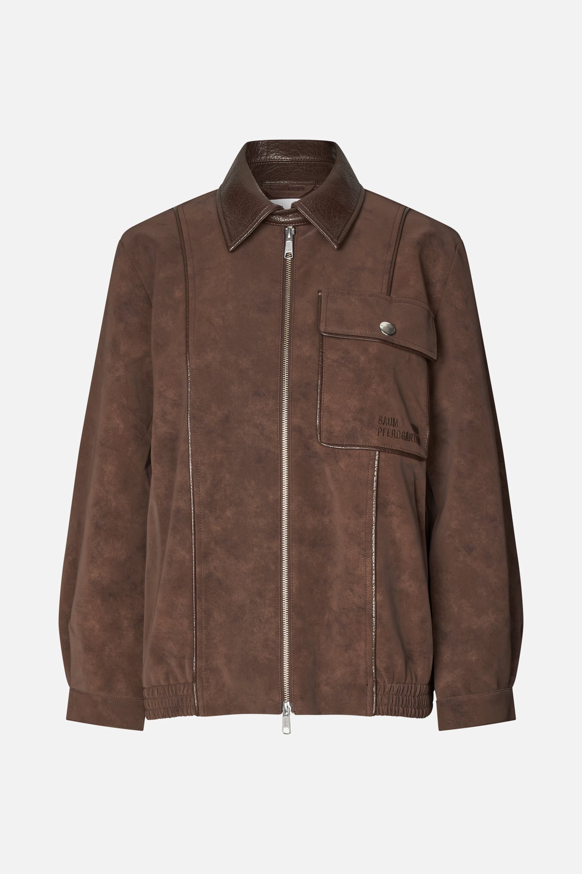 Vue de face d'une veste marron marbrée avec fermeture éclair, col pointu texturé contrasté, poche poitrine à rabat et ourlet élastiqué