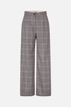 Vooraanzicht van een getailleerde broek met wijde pijpen, uitgevoerd in een grijsbruine ruit, met knoopsluiting in de taille en voorplooien.