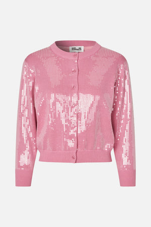 Vue de face d'un cardigan côtelé rose à boutonnage frontal, orné d'un motif abstrait en sequins blancs.