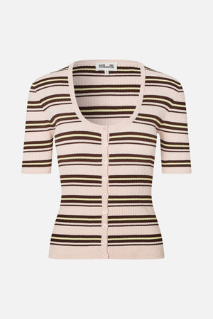 Vooraanzicht van een lichtroze ribgebreide cardigan met korte mouwen, een lage ronde hals, knopen en donkerbruine en lichtgele horizontale strepen.