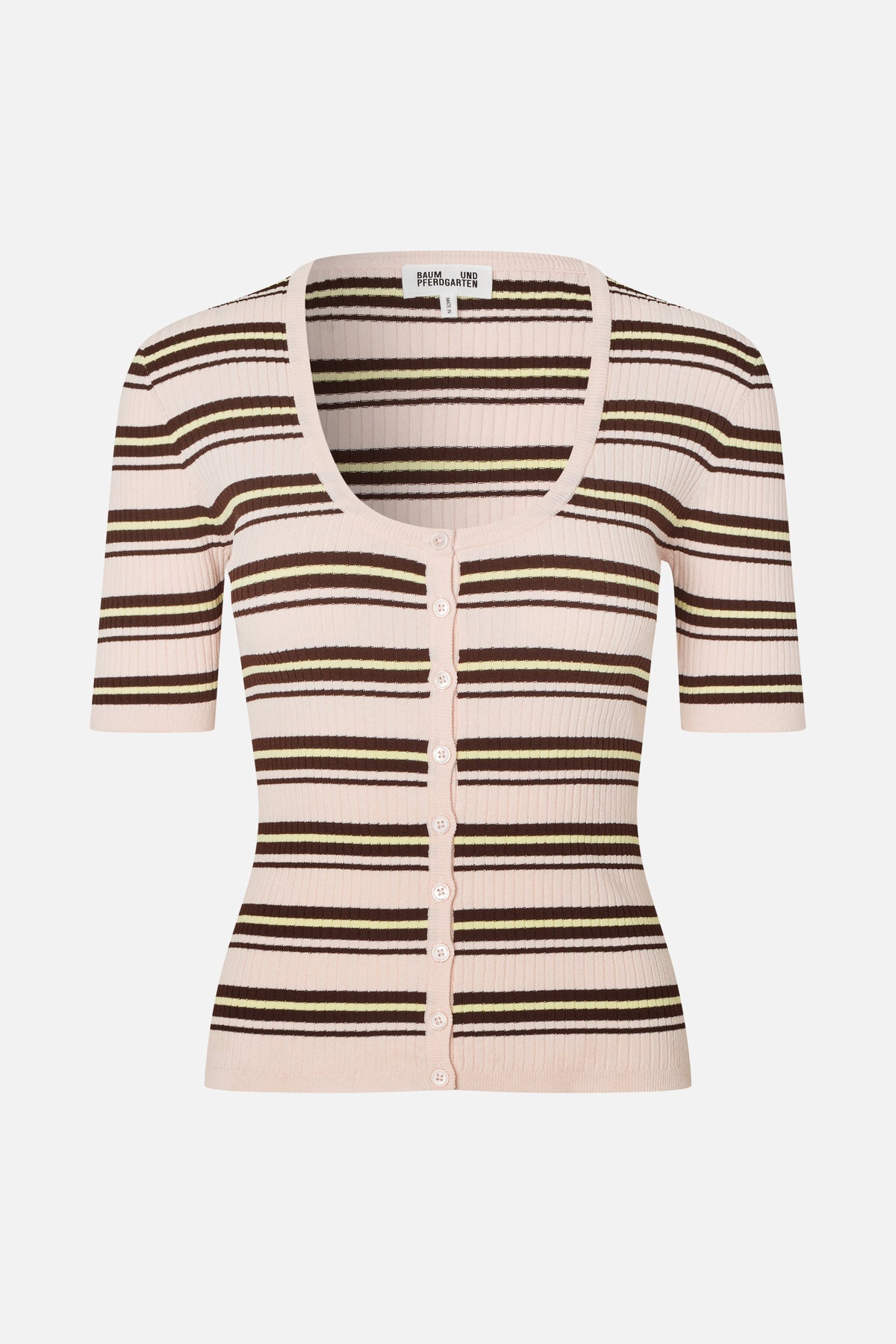 Vooraanzicht van een lichtroze ribgebreide cardigan met korte mouwen, een lage ronde hals, knopen en donkerbruine en lichtgele horizontale strepen.