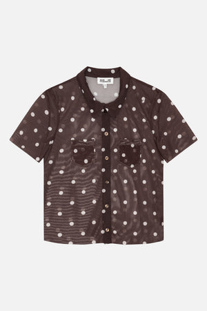 Vooraanzicht van een doorschijnende donkerbruine blouse met korte mouwen, knoopsluiting, witte stippen, een puntkraag en twee borstzakken.