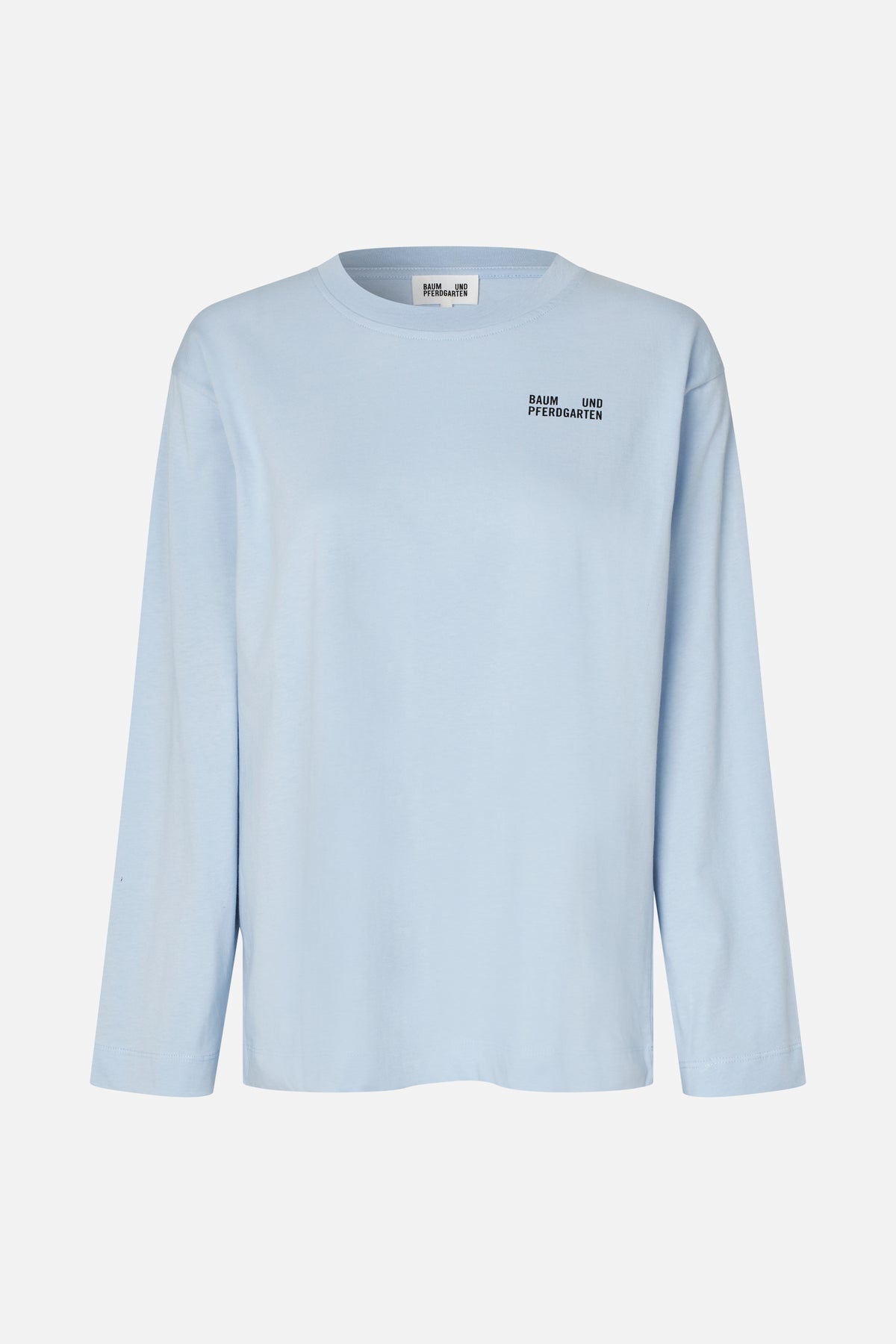 Hellblaues, langärmliges T-Shirt mit Rundhalsausschnitt und kleinem schwarzen Baum und Pferdgarten-Logo auf der Brust, von vorne.