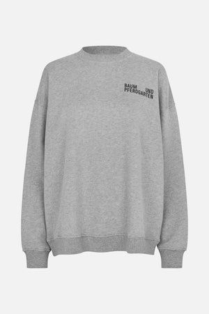 Vooraanzicht van een lichtgrijze sweater met ronde hals, geribde boorden bij mouwen en zoom en een zwart Baum und Pferdgarten borstlogo.