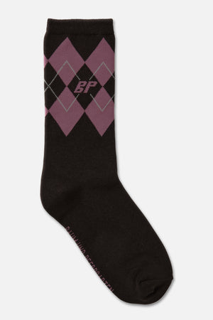 Zwarte kuitlange sok met een ruitpatroon in mauve en grijs en een klein monogram in mauve.
