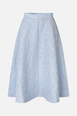 Jupe trapèze bleu pâle à motif floral ton sur ton, avec une large ceinture à la taille, vue de face.
