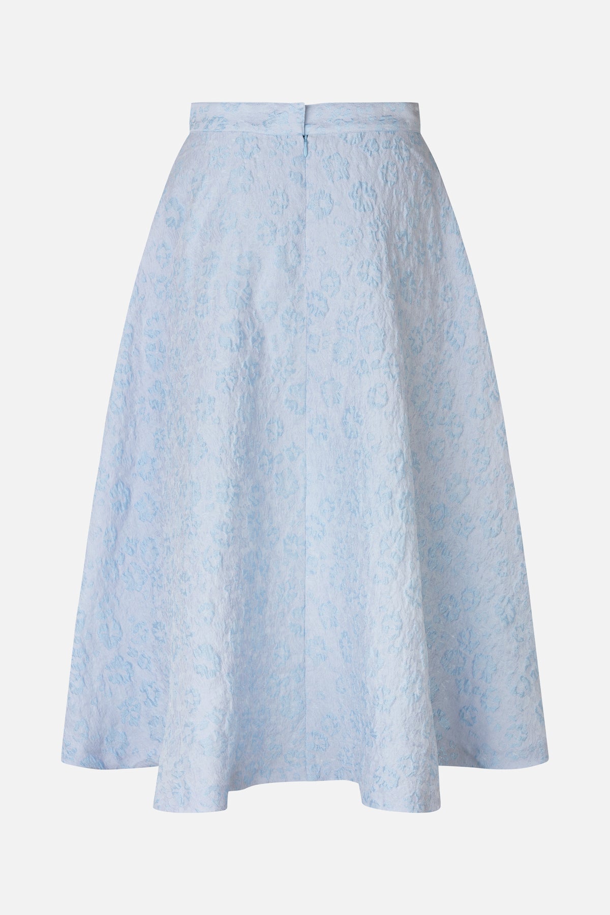 Vue arrière d'une jupe trapèze bleu pâle à motif floral discret, avec une ceinture large et une fermeture éclair au centre du dos.