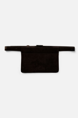 Donkerbruine riemtas met brede rechthoekige pouch, smalle riem, metalen sluiting en subtiel Baum und Pferdgarten-logo.