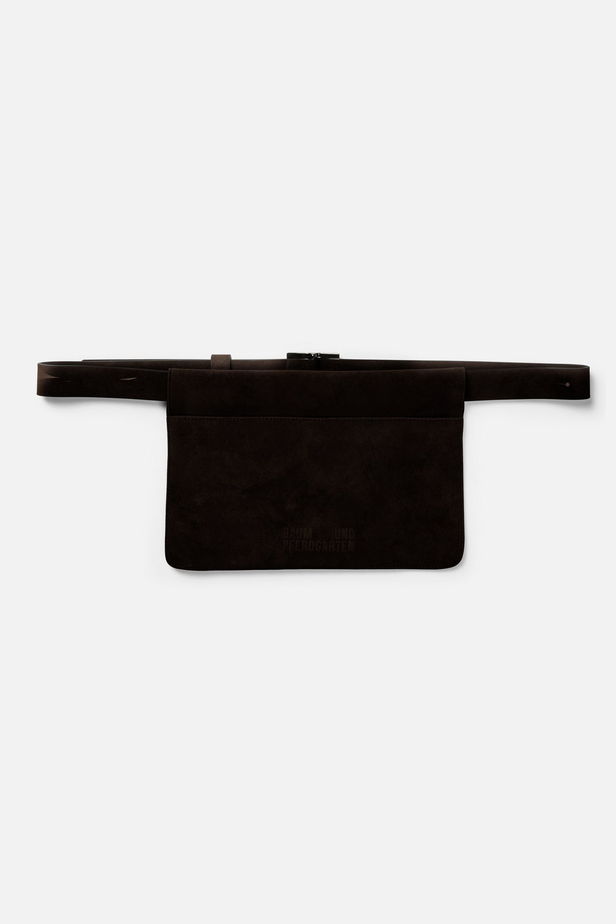 Donkerbruine riemtas met brede rechthoekige pouch, smalle riem, metalen sluiting en subtiel Baum und Pferdgarten-logo.