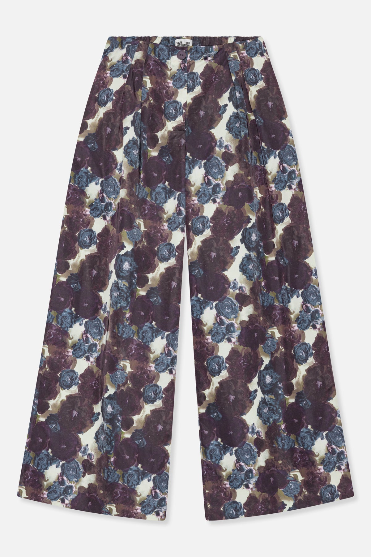 Vooraanzicht van een broek met wijde pijpen, knoopsluiting in de taille, plooien en grote bloemen in pruim en blauw op een crèmekleurige achtergrond