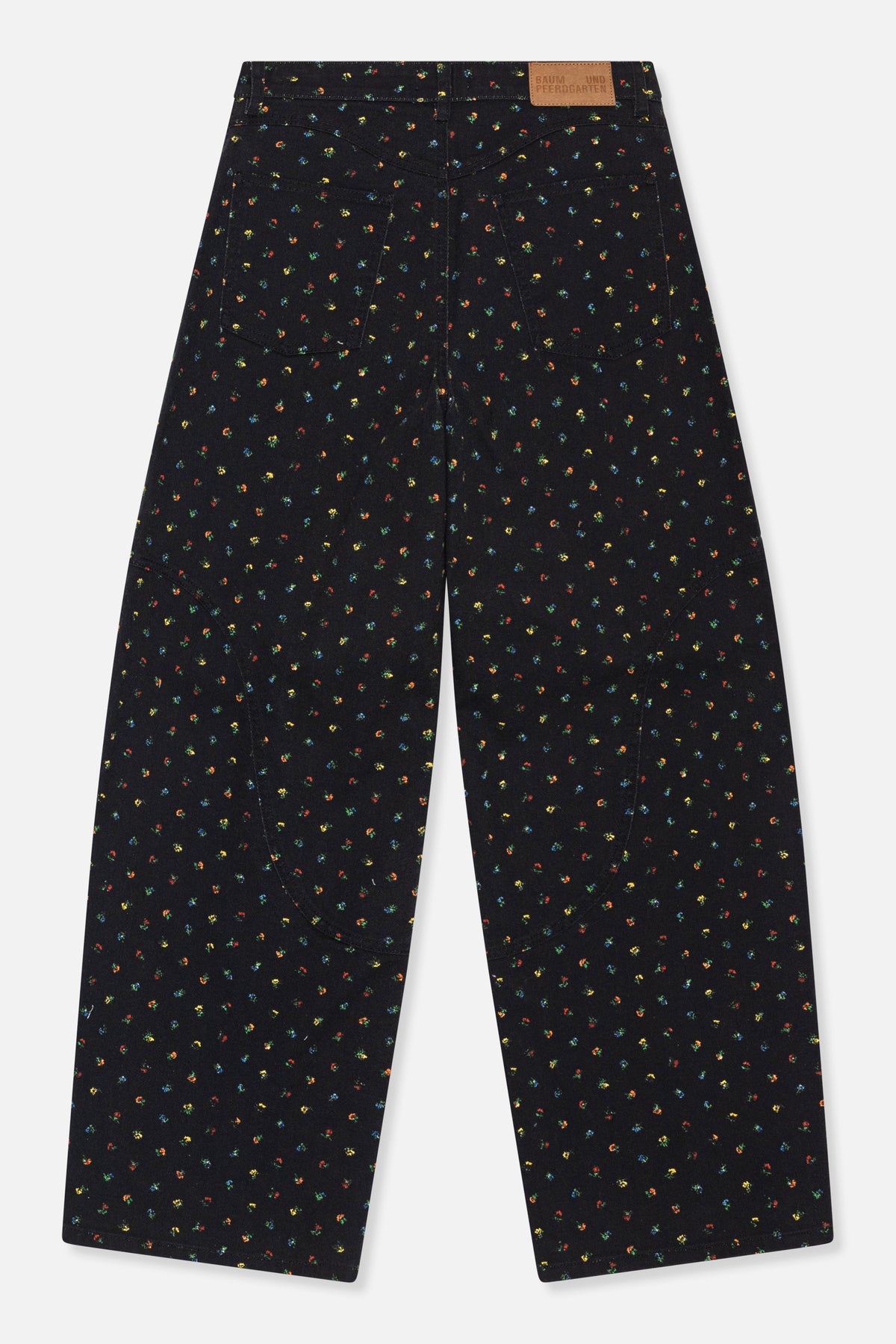 Achteraanzicht van een zwarte broek met wijd uitlopende pijpen, fijne meerkleurige bloemenmotieven en twee opgestikte zakken