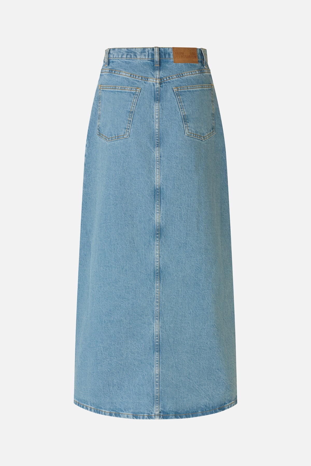 Achteraanzicht van een lange lichtblauwe denimrok met twee opgestikte zakken, een centrale naad en een lichtbruine taillepatch.