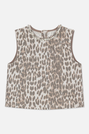 Achterdetail van een mouwloze top met luipaardprint in beige en taupe, met kristalversiering rond de halslijn en een kleine knoopsluiting.