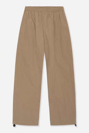 Vorderansicht einer locker sitzenden, weit geschnittenen Hose in taupe mit elastischem Bund und geschwungenen Vordertaschen.