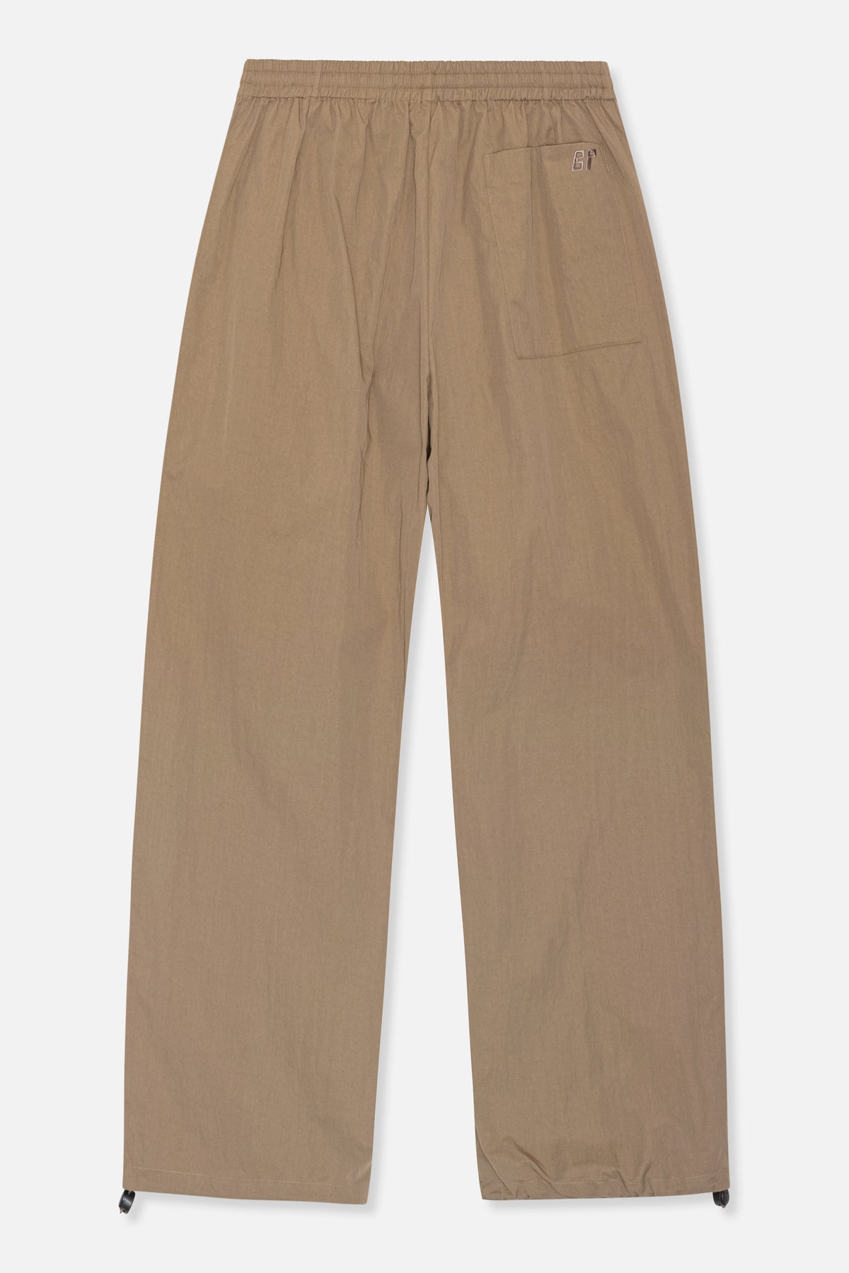 Achteraanzicht van een taupe broek met wijde pijpen, elastische tailleband, opgestikte zak en klein geborduurd embleem.