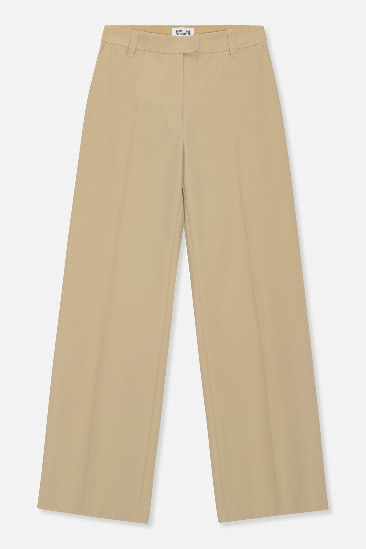 Vue de face d'un pantalon tailleur beige, avec passants de ceinture, une taille épurée et une coupe droite et ample.