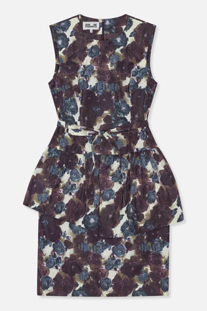 Vue de dos d'une robe sans manches à motif floral, encolure ronde, lien à la taille et jupe évasée, tons prune, bleu et crème