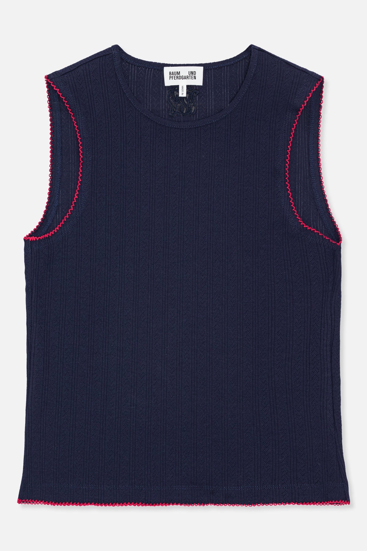 Vue de face d'un top sans manches en maille bleu marine, avec un motif de rayures ajourées discret et une bordure festonnée rose vif.