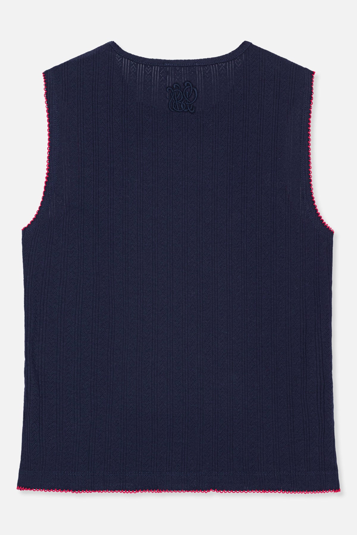 Vue de face d'un haut sans manches bleu marine à rayures verticales en maille ajourée, bordure festonnée rose vif et petit emblème brodé sur la poitrine.
