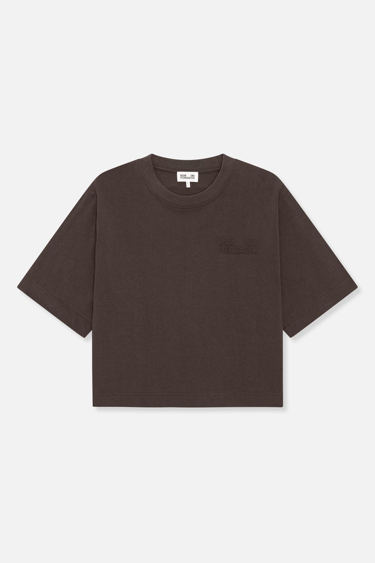 Vue de face d'un T-shirt brun foncé à manches courtes, col rond, avec un lettrage discret ton sur ton sur la poitrine.