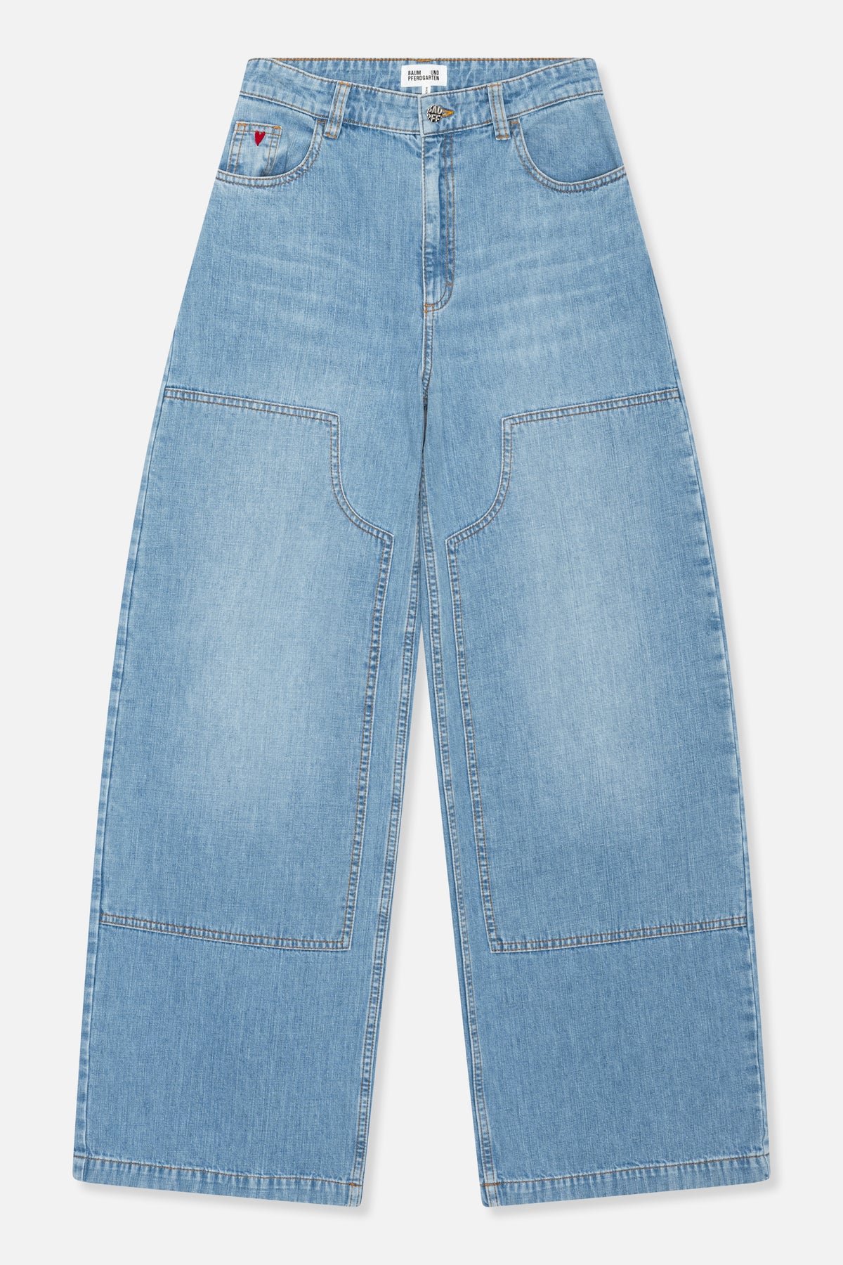 Vooraanzicht van lichtgewassen blauwe jeans met wijdvallende pijpen, extra grote rechthoekige zakken op de pijpen, contrasterend stiksel en een klein rood hartdetail.
