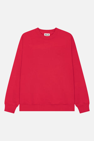 Vooraanzicht van een sweatshirt in felrood met ronde hals, geribde hals, boorden en zoom, en subtiele ton-sur-ton tekst op de borst.