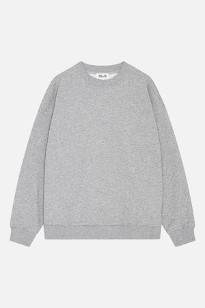 Vooraanzicht van een effen lichtgrijs melange sweatshirt met ronde hals en geribde manchetten en zoom.
