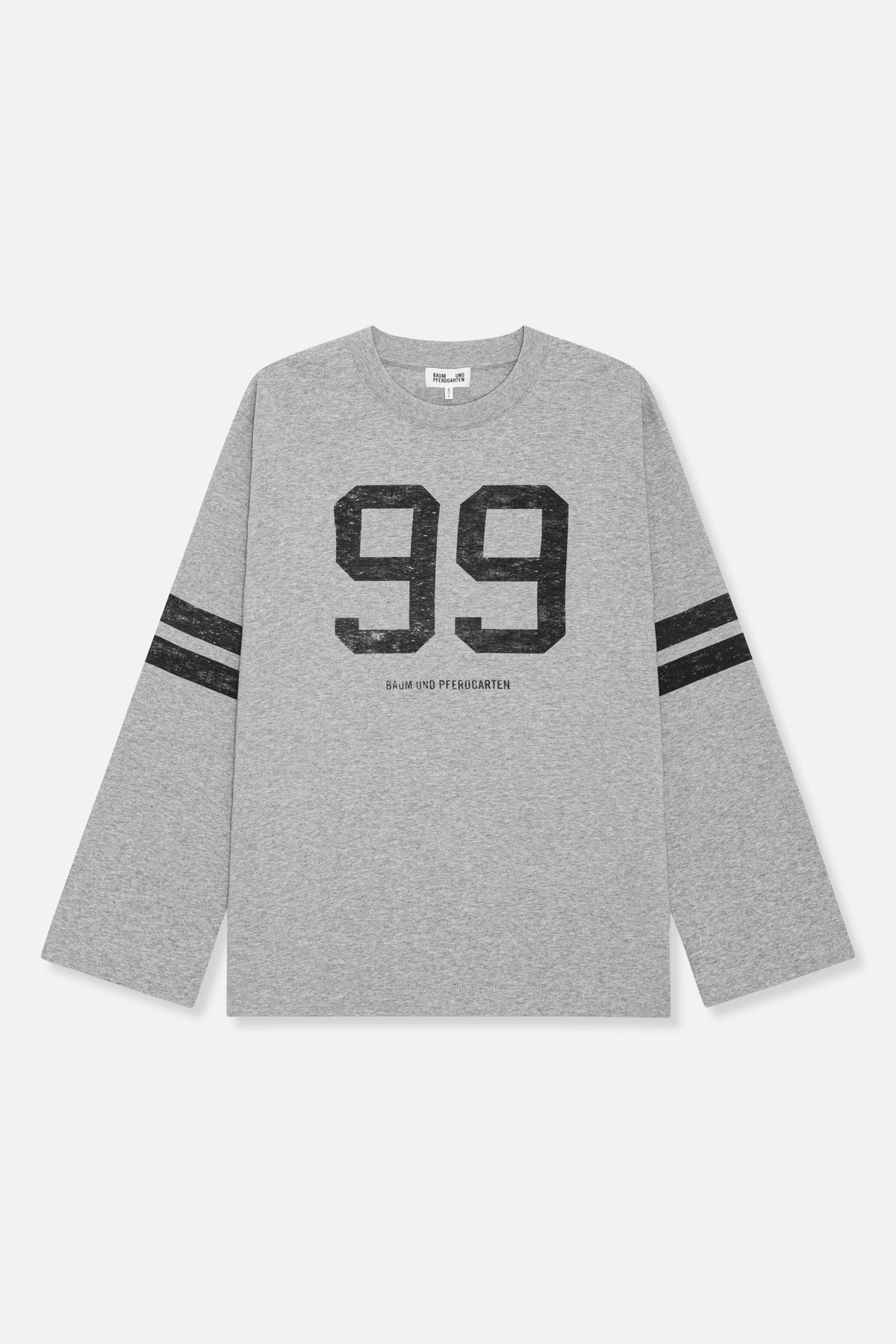 Vooraanzicht van een gemêleerd grijze longsleeve met ronde hals, zwarte '99'-belettering, mouwstrepen en Baum und Pferdgarten-tekst.