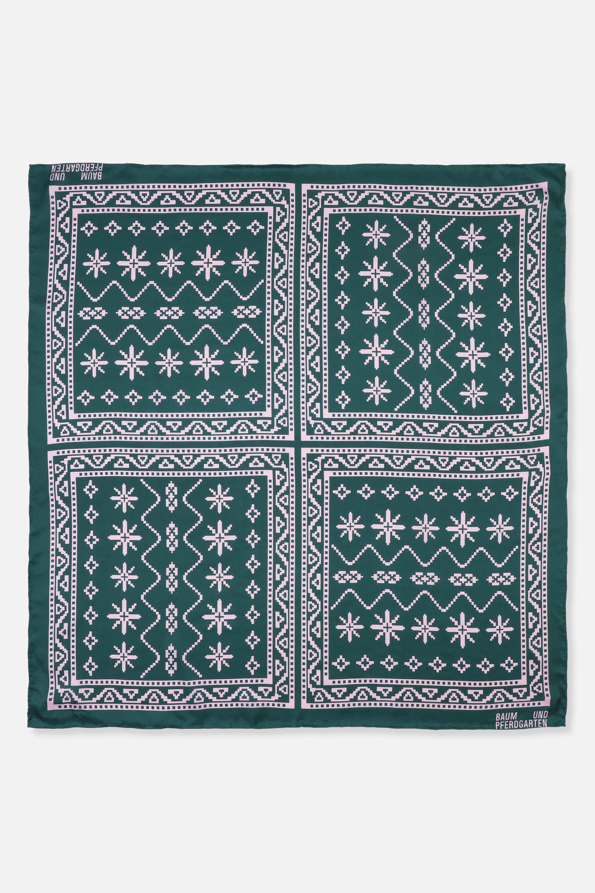 Quadratisches dunkelgrünes Halstuch mit zartrosa-geometrischen Bandana-Einsätzen und Baum und Pferdgarten-Schriftzug an den Ecken.