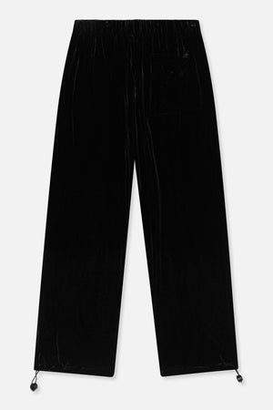Schwarze Hose mit weitem Bein, gerafftem Bund, einer aufgesetzten Gesäßtasche und verstellbaren Kordeln am Saum.