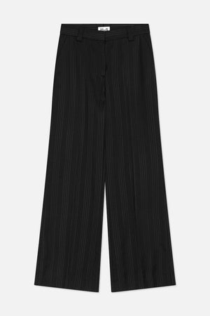 Vue de face d'un pantalon large noir à fines rayures verticales, avec une bande de taille et des passants pour ceinture.