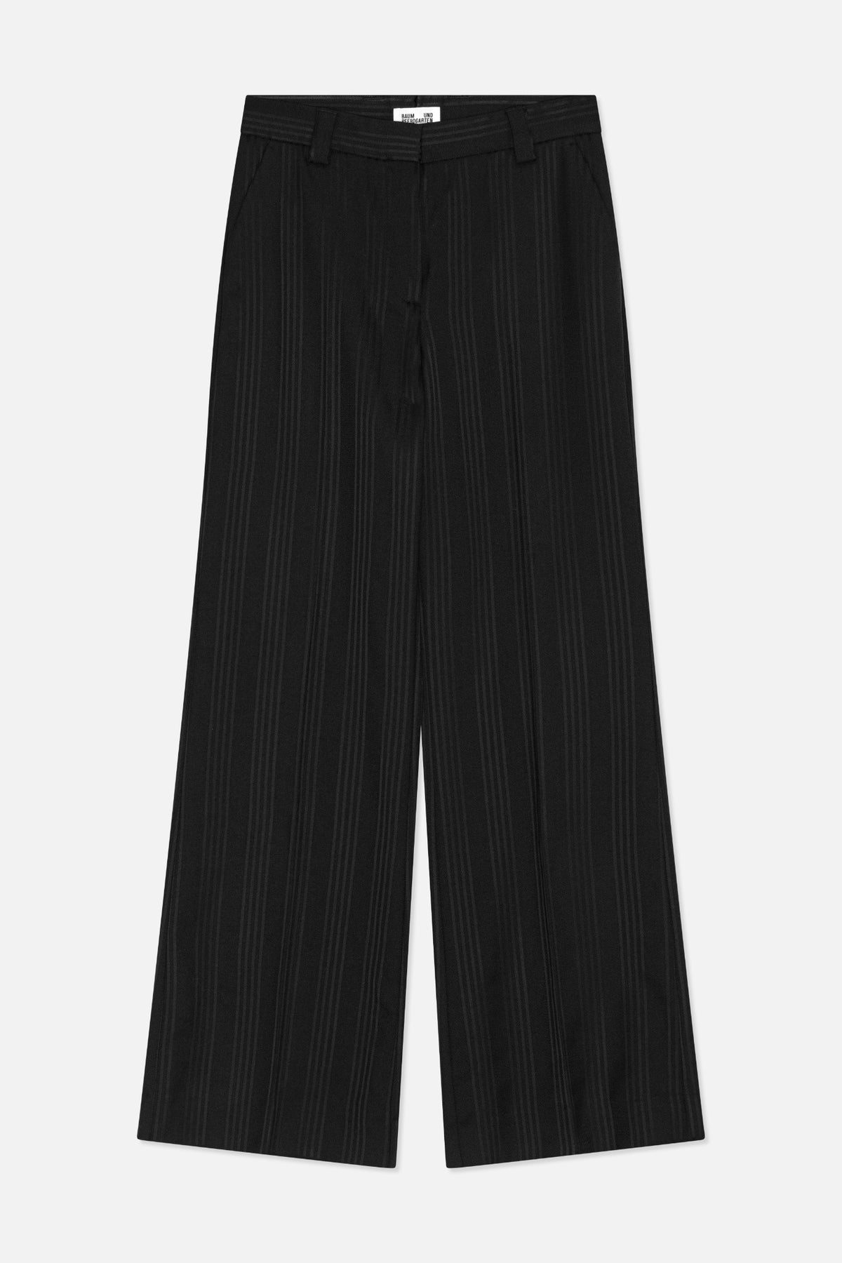 Vue de face d'un pantalon large noir à fines rayures verticales, avec une bande de taille et des passants pour ceinture.
