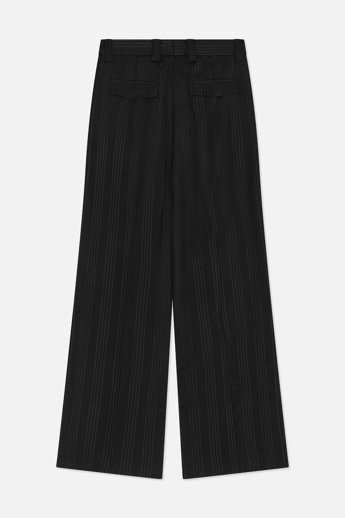 Pantalon large noir à fines rayures ton sur ton, vu de dos, avec passants de ceinture et deux poches à rabat.
