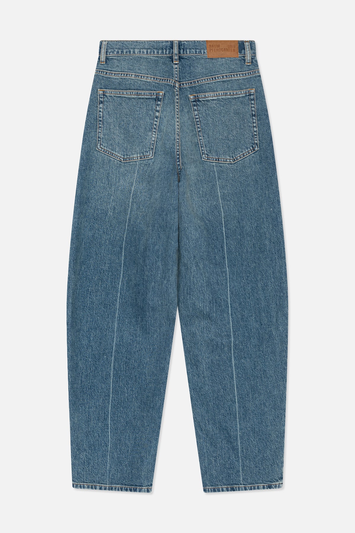 Rückansicht von blau ausgewaschenen Denim-Jeans mit zwei aufgesetzten Taschen, kontrastierenden Nähten und einem hellbraunen Aufnäher am Bund.