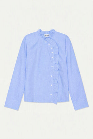 Vooraanzicht van een lichtblauwe, fijn gestreepte blouse met lange mouwen, een kraag met ruches en een asymmetrische, met ruches afgewerkte knoopsluiting.