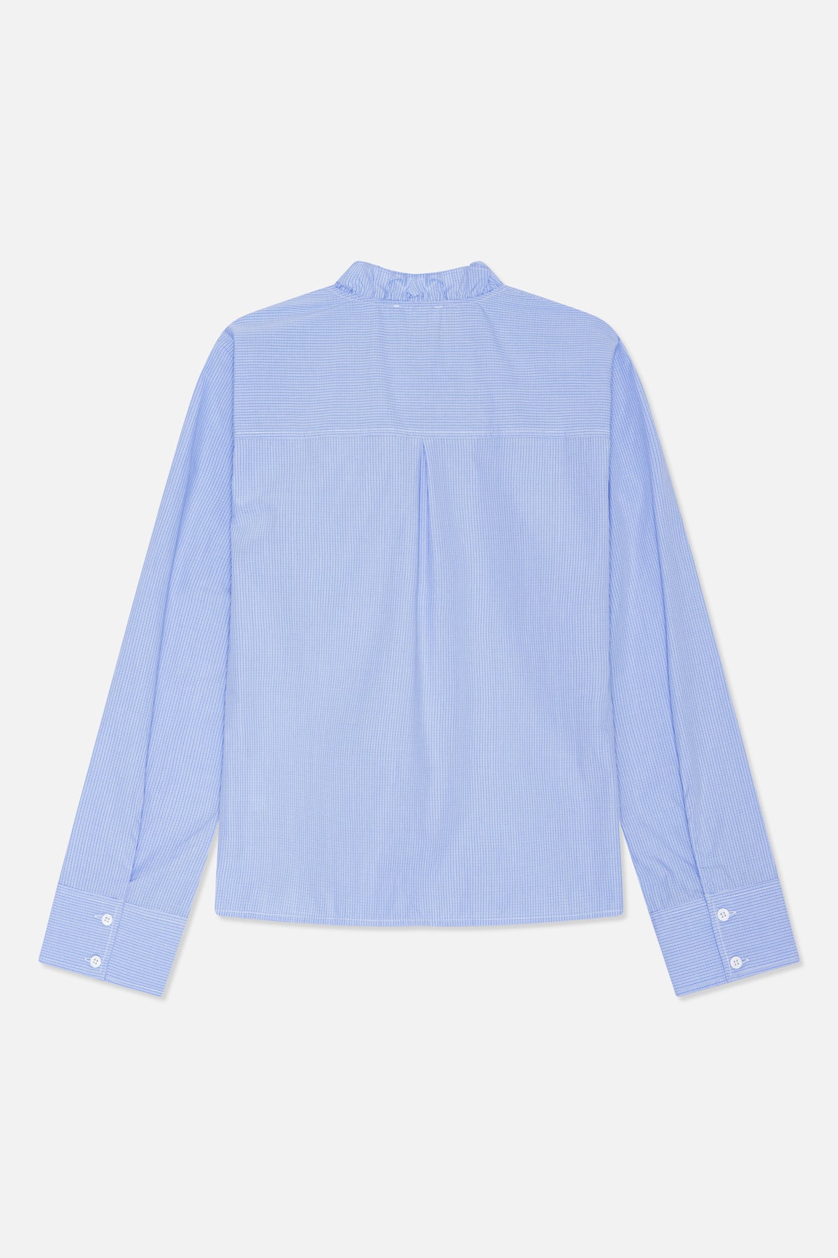 Blauw-wit geruite blouse, gezien van achteren, met geplooide opstaande kraag, achterplooi, lange mouwen en manchetten met knopen.